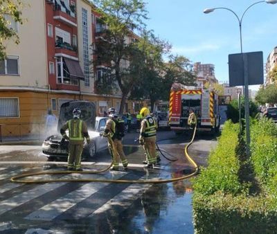 Un coche arde en la avenida Pío XII de Talavera