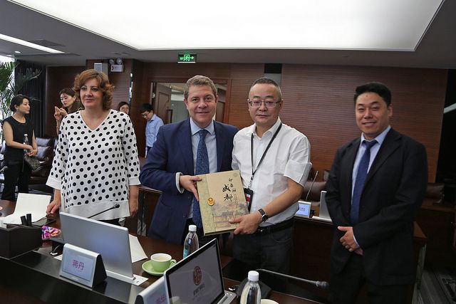 García-Page se interesa por la feria de productos españoles de Chengdu