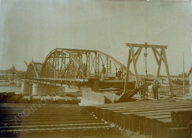 Construyendo el Puente de Hierro / Archivo Histórico Provincial de Toledo	