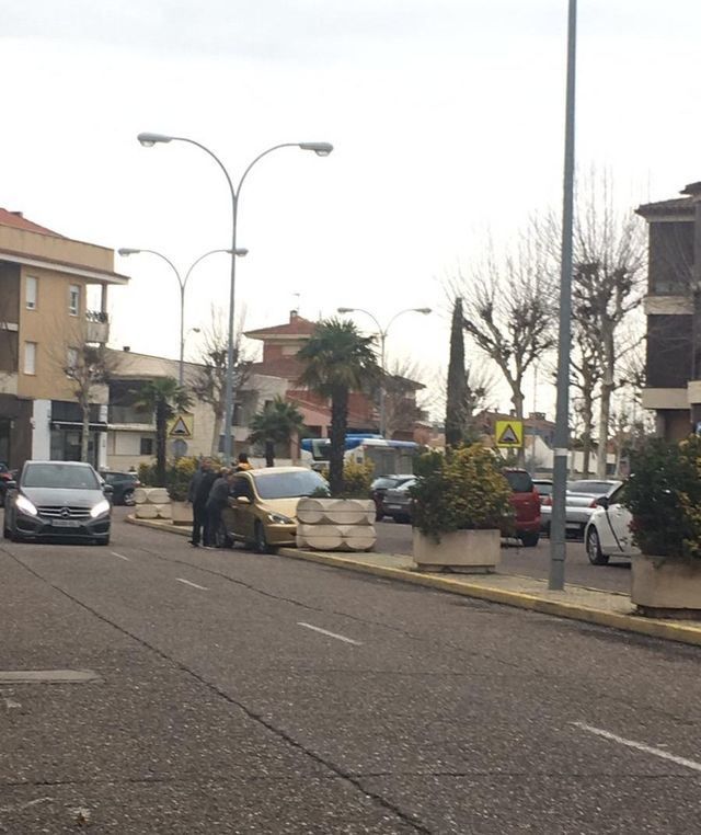 Un coche se sube a la mediana de la avenida de la Constitución