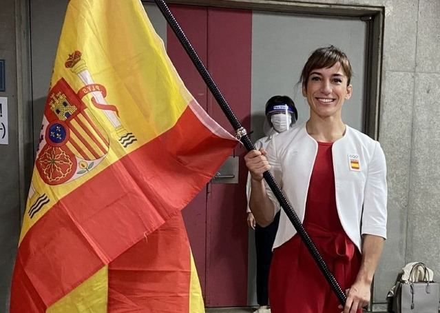 Sandra Sánchez con la bandera de España