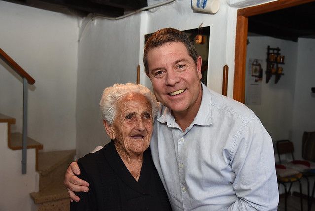 Joaquina y Emiliano en una muestra de cariño entre ambos.