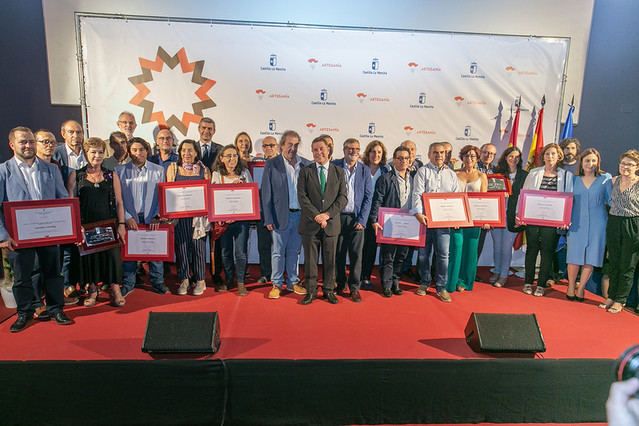 Foto de familia de los galardonados en los Premios al Mérito Artesano 2019