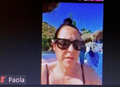 VIRAL | Una edil del PP sigue un pleno desde una tumbona en la playa