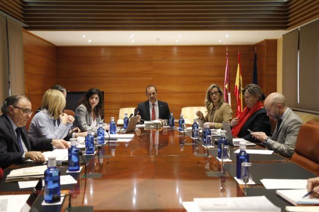 Imagen de la reunión de la Junta de Portavoces y la Mesa de las Cortes de Castilla-La Mancha, presididas por Pablo Bellido.