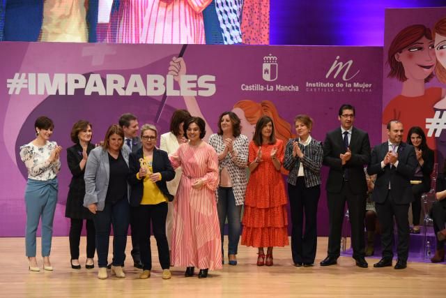 Tita acompaña a Mónica a recibir su premio