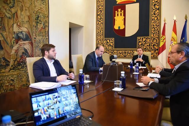 Presidente y consejeros durante la reunión online con Pedro Sánchez en estos mismos momentos