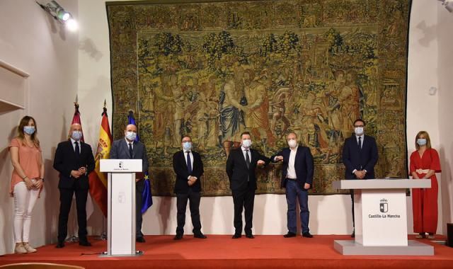 ACTUALIDAD | Page firma el Pacto por la Reconstrucción de Castilla-La Mancha con PSOE y CS