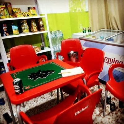 SANCIÓN | La Policía disuelve una partida de dominó de 20 personas en una tienda