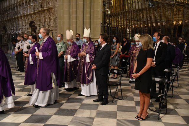 El presidente de C-LM, Emiliano García-Page, en la misa funeral por las víctimas de COVID-19 celebrada en la catedral de Toledo