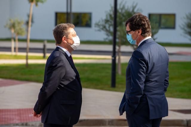 Salvador Illa (i) y Emiliano García-Page (d) en la inauguración del nuevos Hospital de Toledo