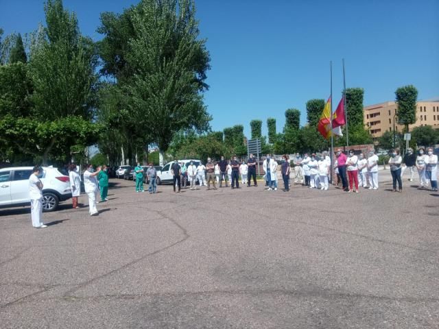 TALAVERA | Emotivo minuto de silencio de los trabajadores del ICS (fotos)