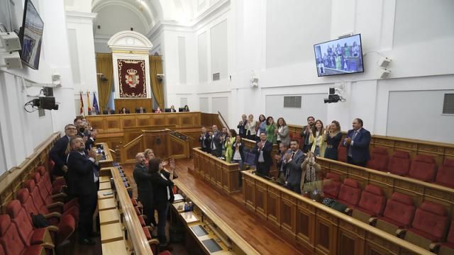 Gran ovación en las Cortes de CLM tras aprobarse la Ley LGTBi