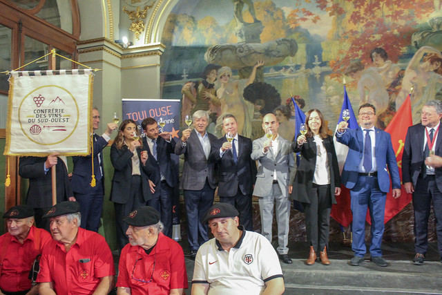 García-Page recibe la insignia que le hace miembro de la Hermandad del Vino del Suroeste francés