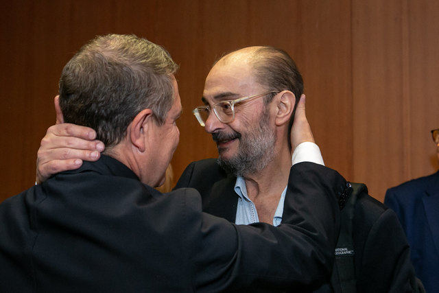 El presidente de Castilla-La Mancha, Emiliano García-Page, asiste a la presentación del libro 'Una emoción política', del expresidente de Aragón Javier Lambán