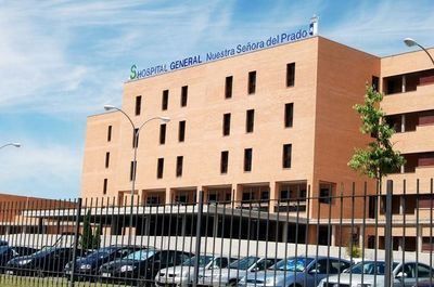 TALAVERA | Trasladados al hospital dos trabajadores tras caerles encima una puerta de garaje