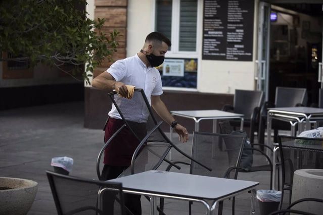 Un camarero recoge el mobiliario de la terraza de un bar | Imagen de archivo | María José López | Europa Press