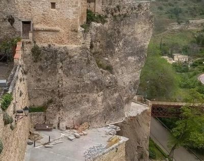 Se derrumba parte del muro y una calle junto a las Casas Colgadas de Cuenca