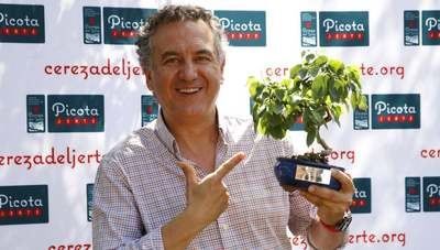 El talaverano Roberto Brasero recibe el Premio Picota del Jerte