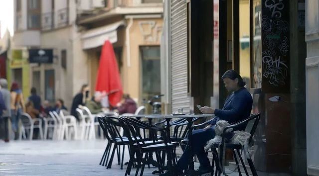 Un hombre sentado en la terraza de un bar | Archivo |EUROPA PRESS