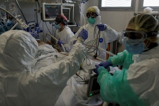 Personal sanitario atiende a un paciente ingresado en  UCI en San Sebastián de los Reyes (Madrid