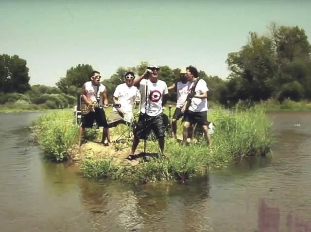 Fotograma del video musical de
The Refrescos “Aquí no hay playa”

