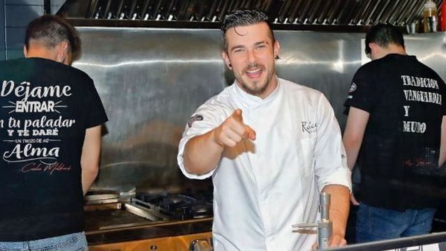 Carlos Maldonado en el restaurante FOTO: RAÍCES/ INSTAGRAM