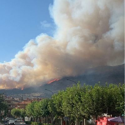 Alerta por un incendio de El Tiemblo: corte de carretera y riesgo para viviendas