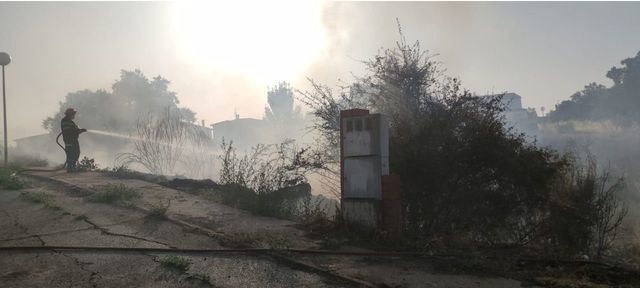 Extinguido el incendio junto a una zona urbana en El Casar de Escalona