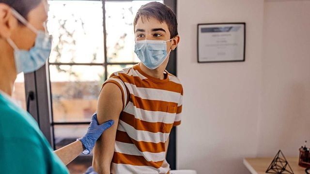 Joven recibiendo una vacuna | Getty Images