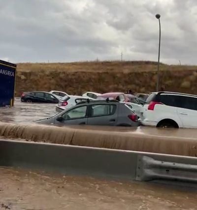 El agua arrastra decenas de coches en Toledo