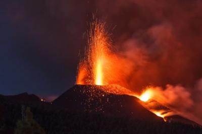 ¿Es disparatado bombardear el volcán de La Palma para encauzar la lava?