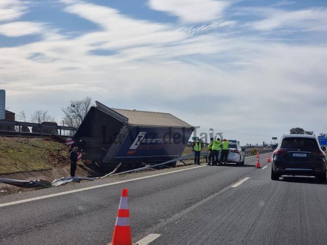 Trasladan al hospital de Talavera a un camionero herido en la A-5