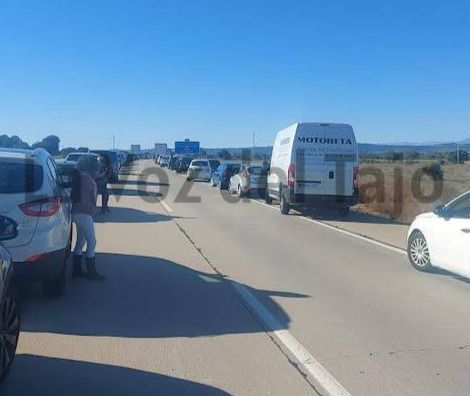 Conductores parados en la autovía, dejando paso a los servicios médicos