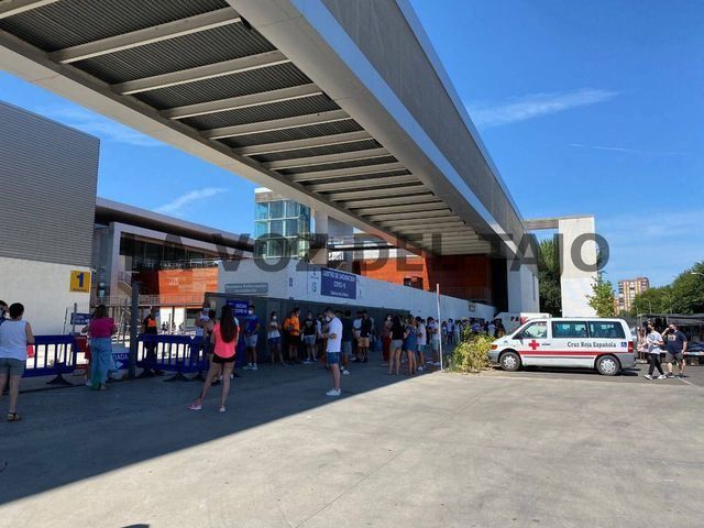 Jóvenes en la entrada del recinto ferial | Foto: La Voz del Tajo