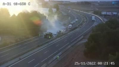 Abierta al tráfico la A-31, cortada por la salida de vía e incendio de un camión