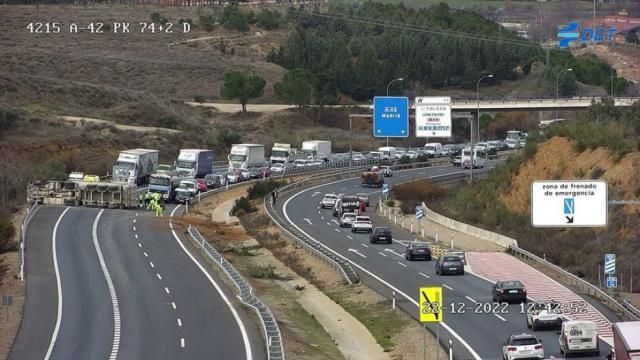 Vuelca un camión tras chocar con un coche en Toledo: hay dos heridos