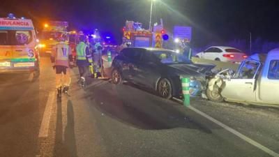 Tres heridos, dos de ellos graves, tras la colisión frontal de dos vehículos