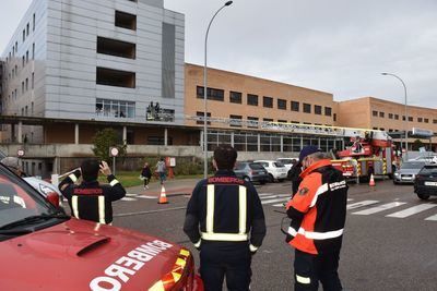 Los bomberos de Talalavera llevan la Navidad a los niños hospitalizados