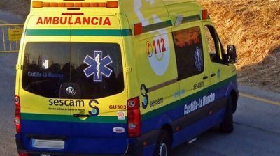 Tres personas quedan atrapadas tras la salida y el vuelco de un vehículo