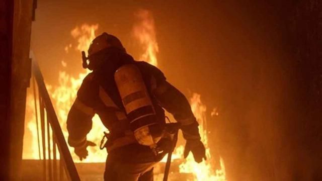 Bombero en un incendio -Imagen de recurso