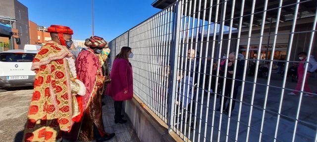 Sus Majestades de Oriente reparten la ilusión por la ciudad