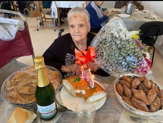 La navera Reyes Oliva García, 'Adora', cumple 100 años