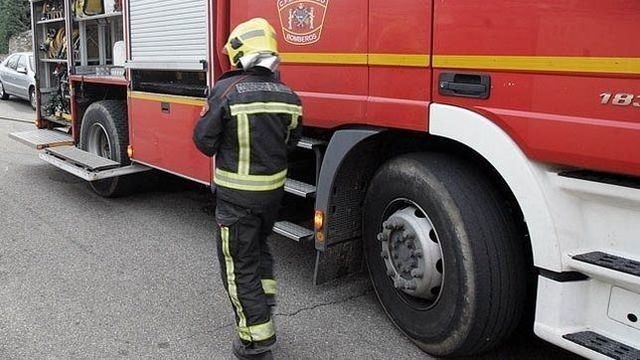 Tres personas se ven afectadas por el humo de un incendio