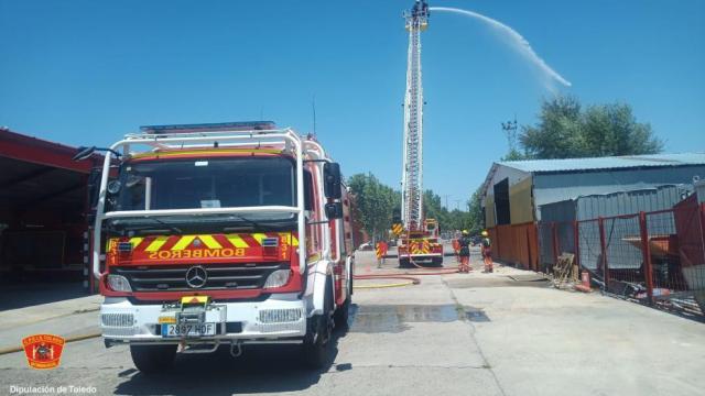 Aparatoso incendio en una nave industrial con colchones y material de hostelería