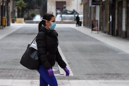 Imagen de recurso de una mujer con mascarilla por el coronavirus. - IVÁN TERRÓN / EUROPA PRESS