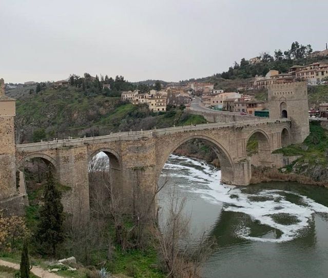 Río Tajo a su paso por el Puente de Alcántara de Toledo. - COOPERATIVA DE GUÍAS 'TOLEDO 3 CULTURAS'