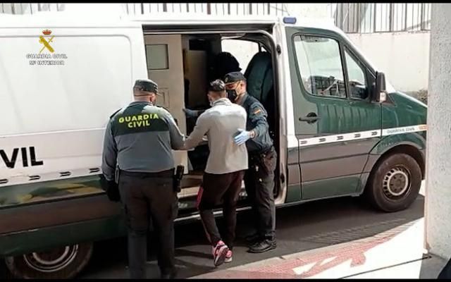 Roban a una anciana en El Carpio: amenazaron con cortarle una oreja y quemar su casa