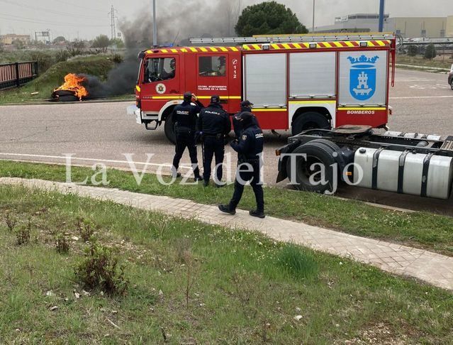 La huelga de camioneros se deja sentir en Talavera: paros y llamas