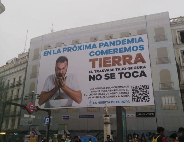 Las Redes Sociales se incendian con la pancarta expuesta en la Puerta del Sol